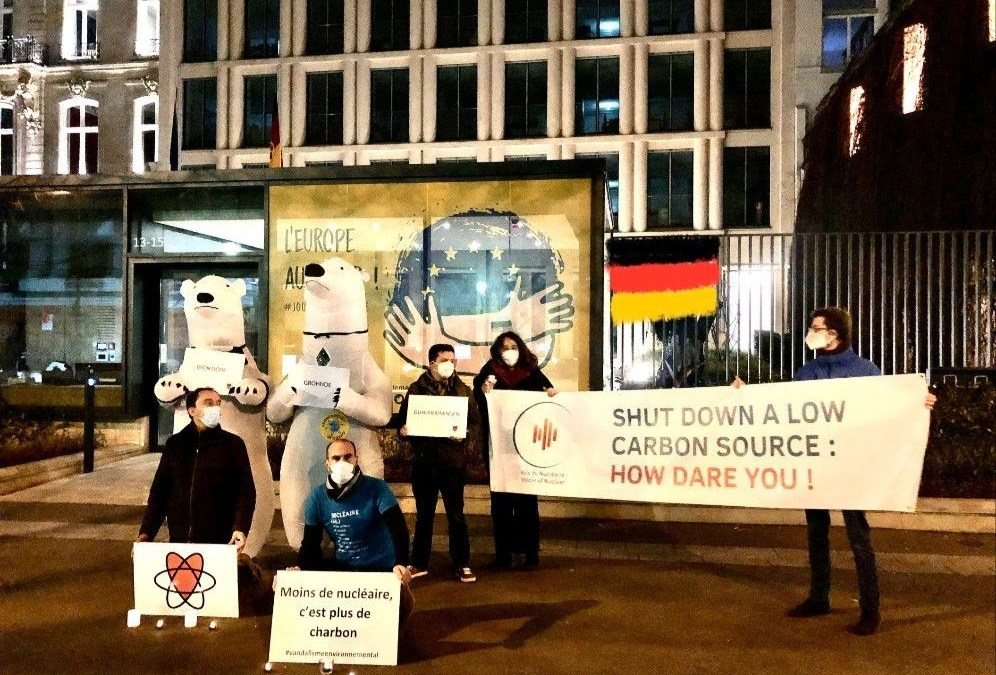 Les Voix devant l’ambassade d’Allemagne